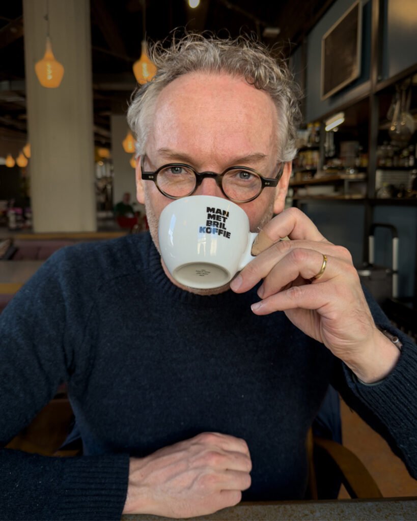 Man met bril koffie Rob